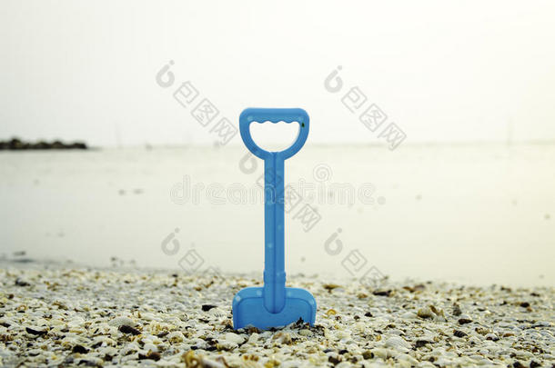 海滩上的蓝色玩具，低潮水