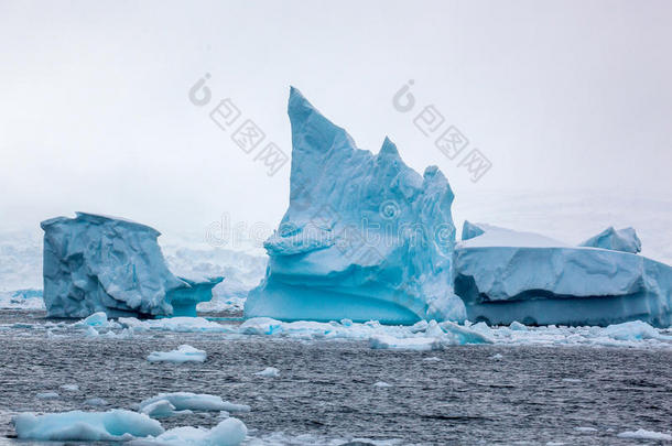 美丽的蓝色大冰山和海洋。 南极奇特的景观