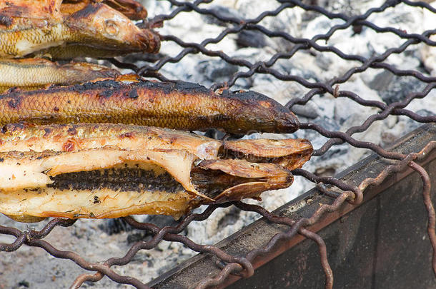 开胃美味的油炸海鲜，鱼在烧烤架户外。