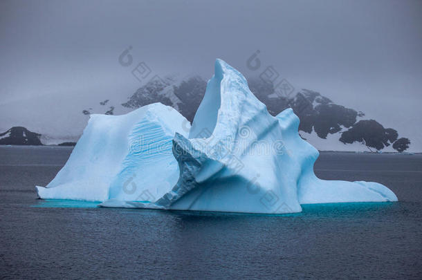美丽的蓝色冰山和海洋。 南极奇特的景观