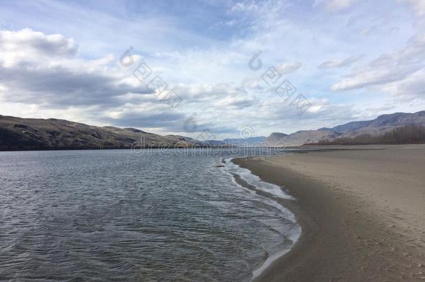 美丽风景的坎卢普斯河旁边的山脉和海滩