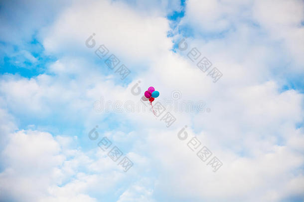 一堆五颜六色的气球在蓝天上