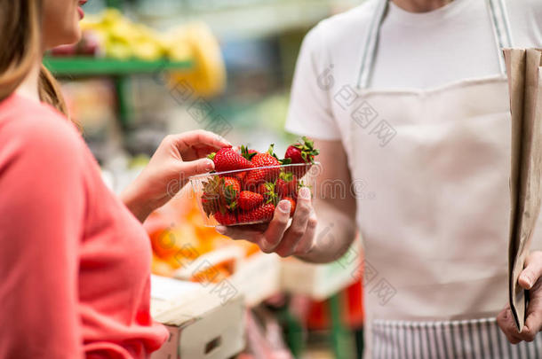 顾客在街头市场采摘草莓