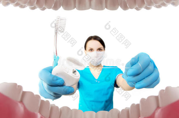 带工具的牙医。 牙科概念，美白，口腔卫生，牙刷清洁牙齿，牙线。 牙科，保重
