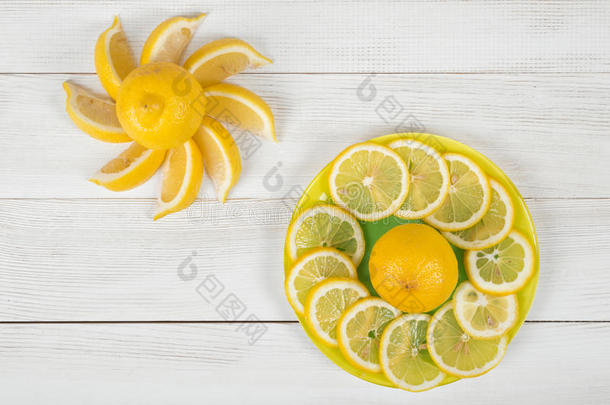 平躺在茶托上的柑橘类水果片