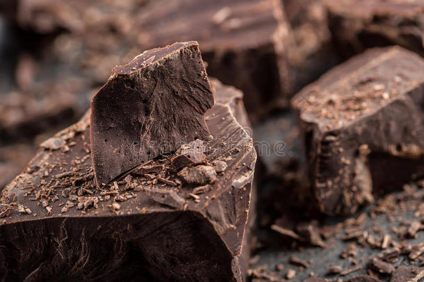 巧克力。黑巧克力。几块黑巧克力。巧克力块。巧克力块