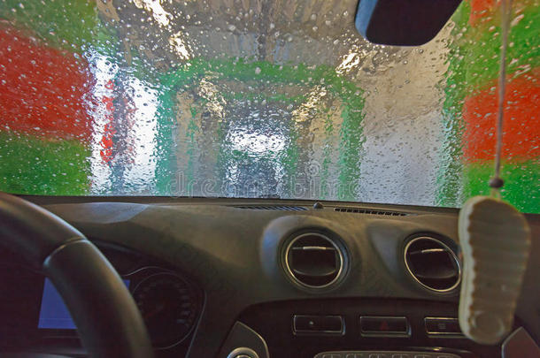 自动洗车。