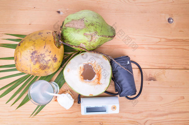 新鲜<strong>椰子汁</strong>有助于降低血压和高血压