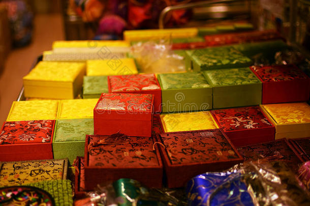 唐人街市场上出售的彩色盒子作为纪念品商品