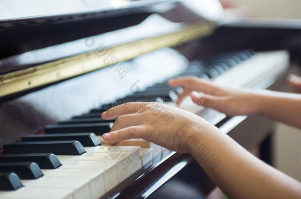 女孩练习钢琴课