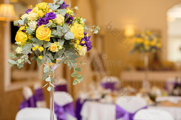 婚<strong>礼</strong>那天桌子上漂亮的花。 <strong>豪</strong>华假日背景。