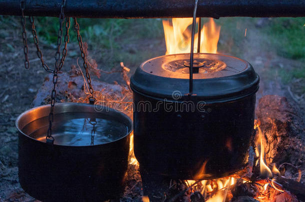 在露营时在篝火上用肥皂金属罐做饭