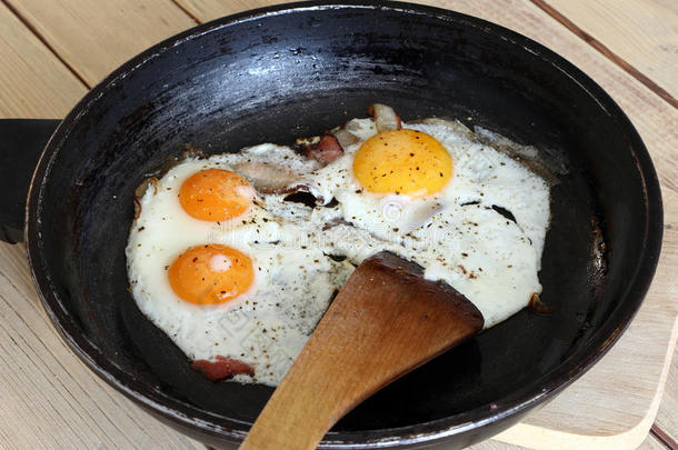 煎鸡蛋加培根在丰盛的早餐上