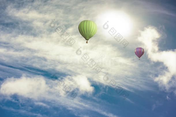 五颜六色的热气球高高地在天空中
