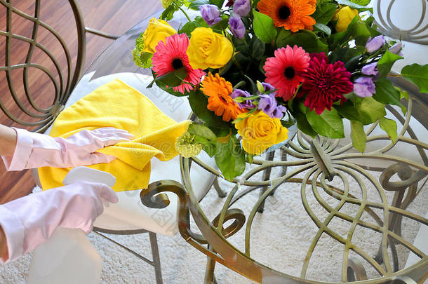 清洁房子，喷雾和毛巾附近的花在桌子上
