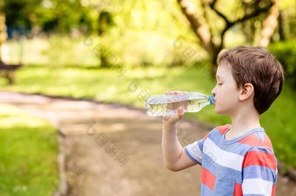 男孩从塑料瓶里喝矿泉水