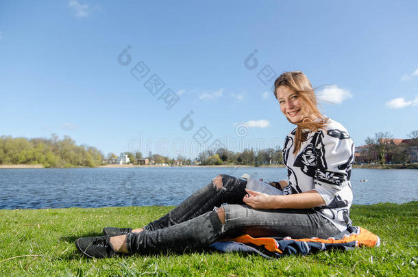 在公园里看书的女人