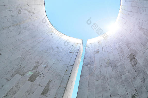 极简主义城市设计半圆形墙壁的底部视图-带有反射阳光的建筑未来主义背景。