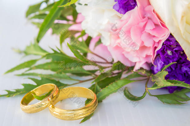 婚礼当天一束花，新娘和新郎的爱，一枚戒指和一束五颜六色的花。