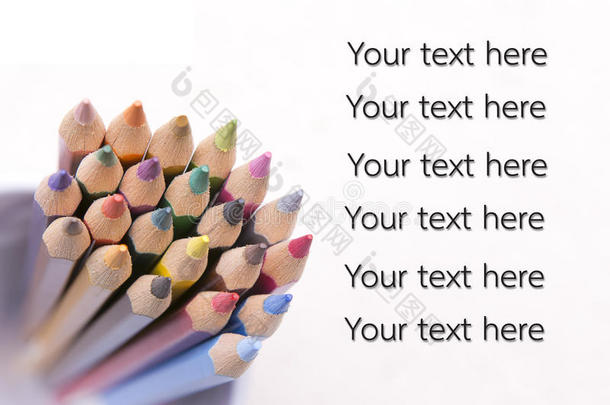 一组彩色铅笔选择焦点-只使用<strong>免费字体</strong>。