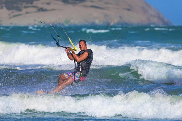 运动员骑在风筝冲浪板上的海浪