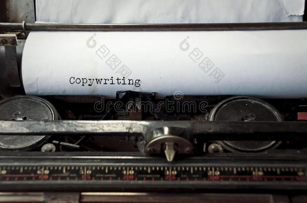 文案在一台旧打字机上打字