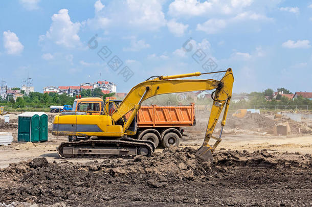 挖掘机<strong>正在施工</strong>现场工作。 毛毛虫在行动