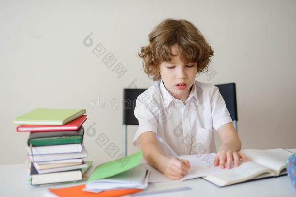 <strong>小学生</strong>坐在书桌前做作业。