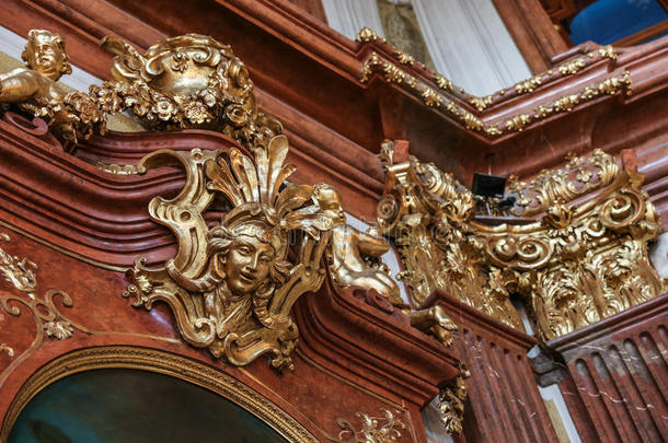 镀金雕塑在维也纳，奥地利