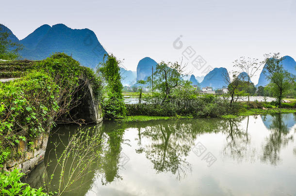 春天美丽的喀斯特乡村风景