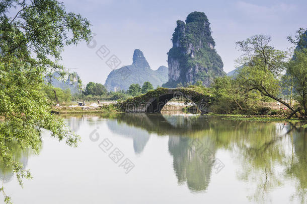 春天美丽的喀斯特乡村风景