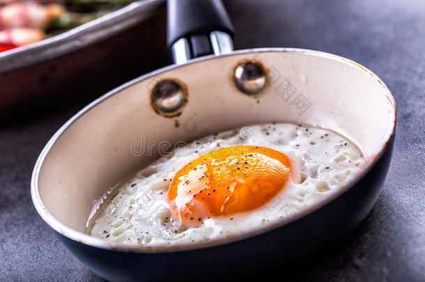 鸡蛋。 煎蛋。 鸡蛋。 在煎锅上关闭煎鸡蛋的视图。 咸的和五香的煎蛋