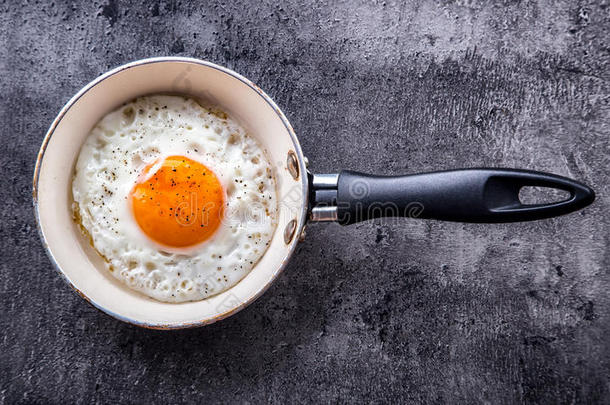 鸡蛋。 煎蛋。 鸡蛋。 在煎锅上关闭煎鸡蛋的视图。 咸的和五香的煎蛋