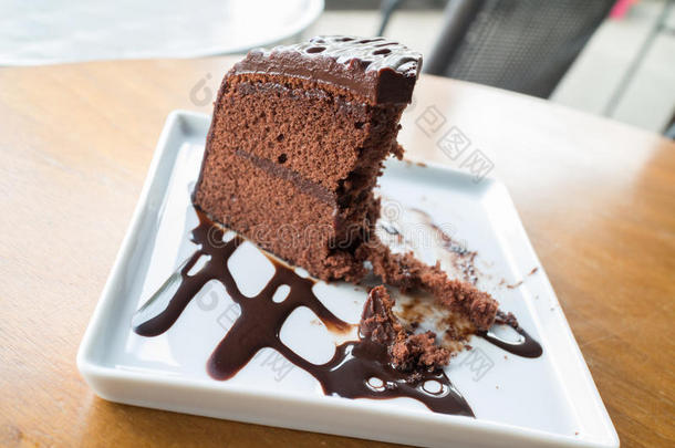 巧克力蛋糕加巧克力糖浆。 美味的巧克力蛋糕。