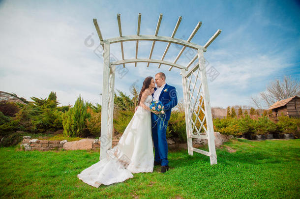 新郎新娘在公园的<strong>婚礼照片</strong>