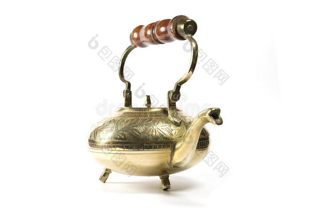 白色背景上的古董黄铜茶壶或水壶