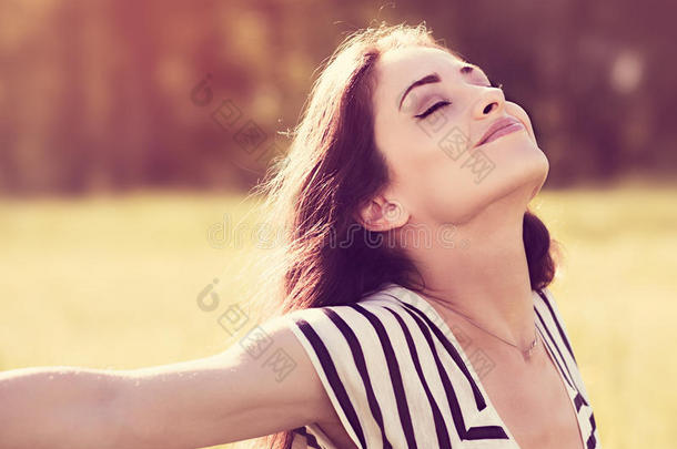 自由放松的女人在阳光明媚的夏天享受新鲜空气
