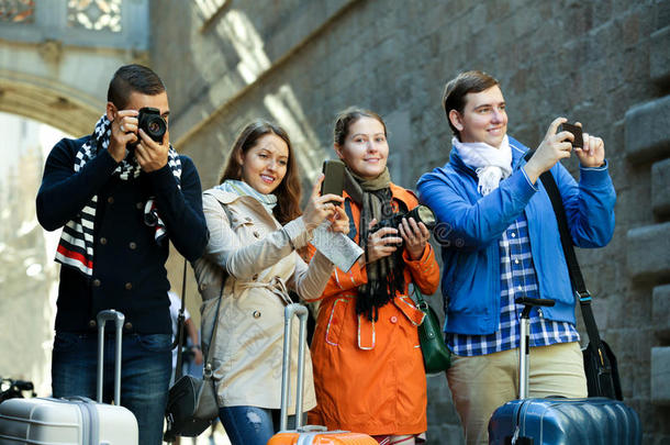 一群带相机的年轻游客