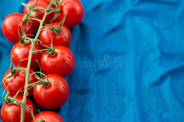 樱桃西红柿在<strong>蓝</strong>色纺织品上有复制空间