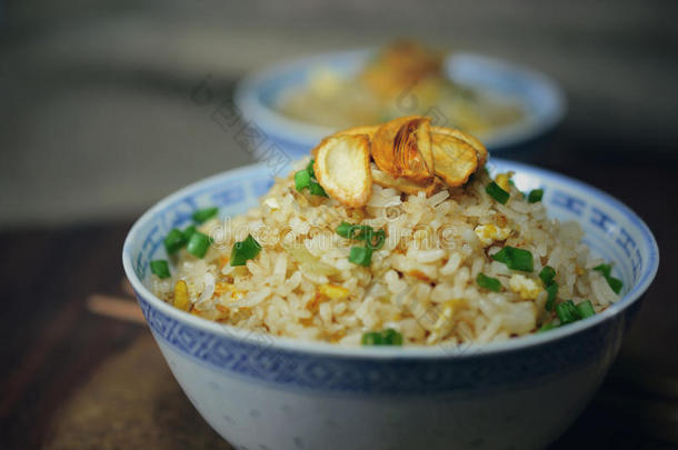 大蒜炒饭，鸡蛋和炒大蒜在上面。 自制的中国炒饭。 微光图片。