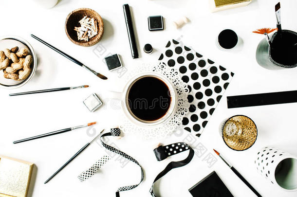 自由职业者黑色风格的工作空间与黑色咖啡，素描本，餐巾纸，丝带，<strong>画</strong>笔