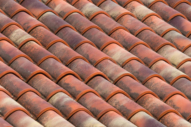 乡村房子屋顶上的粘土（兵马俑）瓷砖