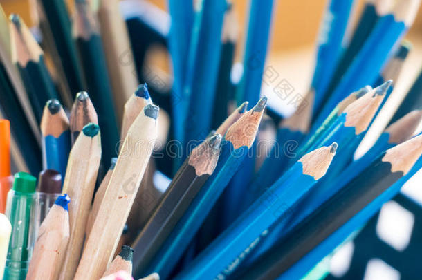 各种颜色的彩色画笔