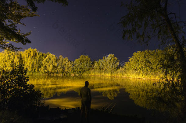 晚上渔夫，晚上钓鱼，鲤鱼竿，湖上繁<strong>星点</strong>点的夜晚倒影