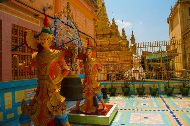 缅甸一个小镇传奇中的佛教宝塔