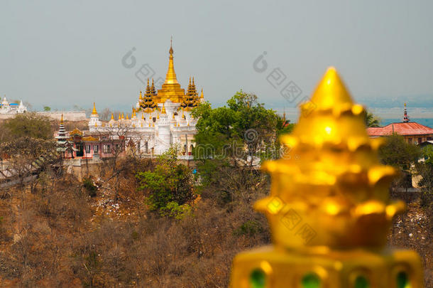 金色佛塔。 缅甸小镇传奇的看法