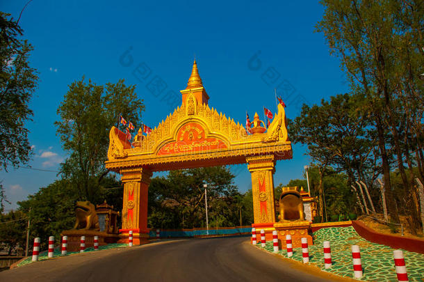 金色的大门在路边。 传奇，缅甸