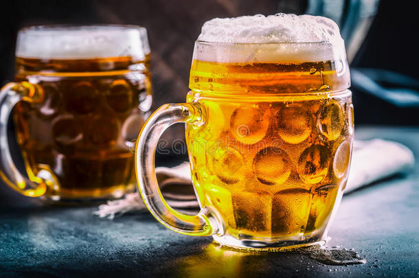 啤酒。 两杯冷饮。 生啤。 喝啤酒。 金色啤酒。 金色啤酒。 两杯金色啤酒，上面有泡沫。 在玻璃里吃冷啤酒。