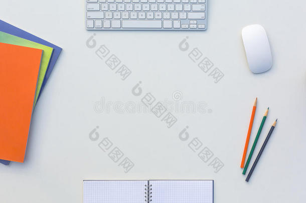创意办公室明亮的桌子与匹配的彩色杂志和铅笔电脑和记事本