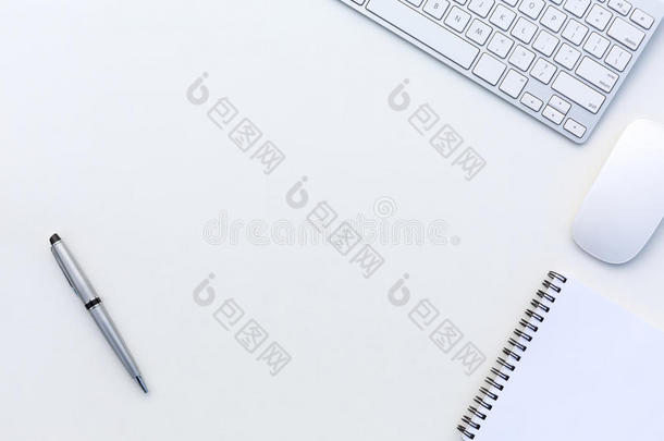 创意办公室明亮的桌子与电脑键盘鼠标记事本和执行笔
